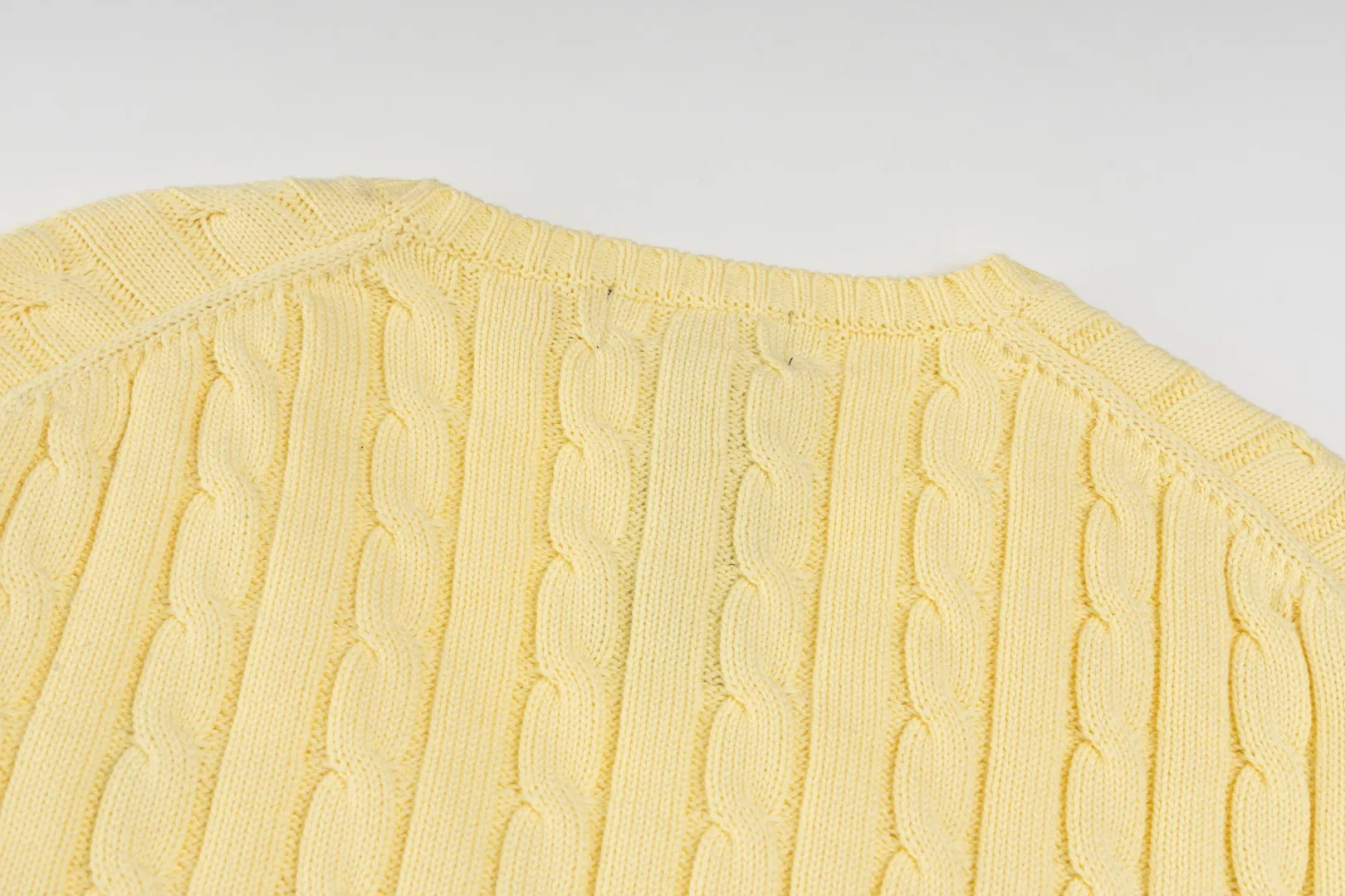 P210 #R90 RALPH LAUREN Thirteen colors of Ralph Lauren classic small label embroidery V-neck pullover cable cardigan sweater women's top, high-density LOGO embroidery on the chest, original customization of tag accessories. Made of pure cotton yarn, pure cotton is skin-friendly and comfortable, small label war horse embroidered twist button V-neck sweater🐎High quality, follow the blogger to learn how to wear it! Let’s buy a Ralph Lauren cable sweater. It’s a super hard-to-find series after it became popular. It’s hard to find one on the official website. It’s simple and practical to wear, with a lazy and loose feel. The thickened fabric has more texture, feels soft and delicate, and has a loose fit. Whether worn alone or layered, you can wear different styles of fashion with just one piece!   Size： Sleeve length: 60/61/62/63